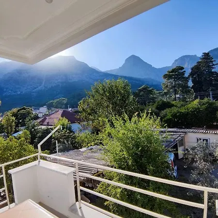 с ванной, балконом и кухней в Beldibi. Apartment Kemer
